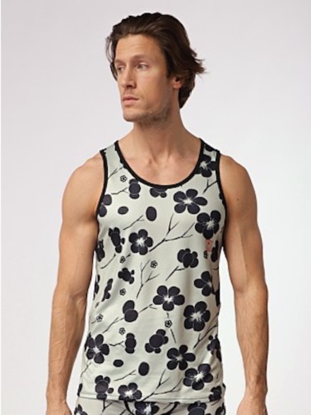 Skull & Bones Tank Top Medium Gently worn 90% polyester/10% elastane 20" armpit